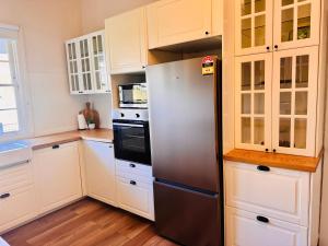 Blue Mountains Historical Hundleby Cottage - Walk to Town Single Room lobby