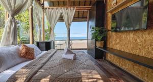 Salty Cabin Sunset Views Yeh Leh Beach