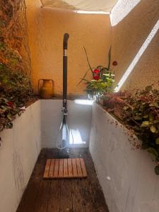 Loft due livelli di design pubblicato su riviste architettura con due posti auto