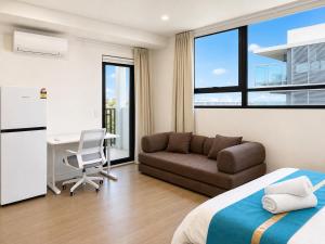 Granville Studio Ensuite toilet and kitchen
