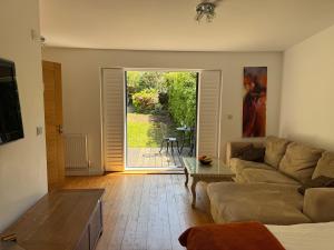 The Annexe - Central Location with Parking & Terrace