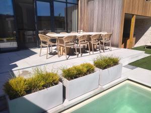 Nova Nocte Urban Private Pool & Spa Retreat