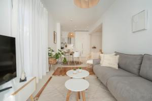 Bright 2BD Apt next to Acropolis