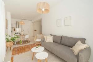 Bright 2BD Apt next to Acropolis