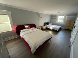 2 queen Beds Over 330 sq ft
