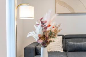Elegant London Apartment - Next to Tube - Sleeps 4