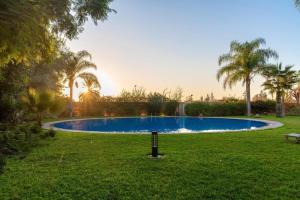 Kingsize bed apartment with pool & smart tv and wifi
