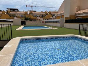 Bungalow moderno con amplio patio junto al mar