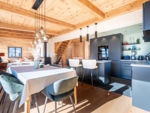 Duplex 4★ à La Clusaz, 9 pers, spa privé, à 210 m des pistes, 4 chambres - FR-1-304-285
