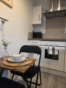 1 bed flat, free parking, canalside, sleeps 2