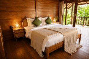 The Payung House - Romantic Riverside Villa