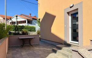 2 Bedroom Cozy Apartment In Marinici