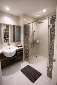 1BR Apartment with King Bed, Sky Pool, Sauna & Near Phra Khanong BTS