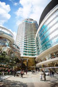 1BR Apartment with King Bed, Sky Pool, Sauna & Near Phra Khanong BTS