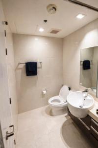 1BR Apartment with King Bed, Sky Pool, Sauna & Near Phra Khanong BTS