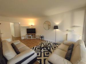 3 bedroom and salon, 5min walk to metro La Défense