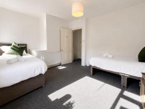 Comfortable 2 bedroom House Private Van Parking Fast WiFi Garden and Patio