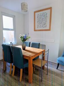 Cosy 2 Bedroom - sleeps 6 - free street parking
