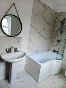 Cosy 2 Bedroom - sleeps 6 - free street parking