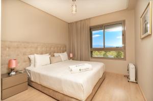 Pool View Apartment 5 Min from Airport