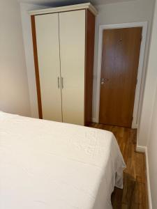 Bright En-Suite Room with Free Parking and bus links