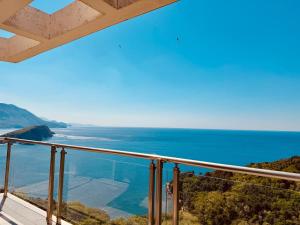 Top-Hill Stunning View 2 BDR Apt & Sunset Terrace