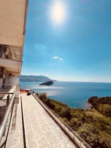 Top-Hill Stunning View 2 BDR Apt & Sunset Terrace
