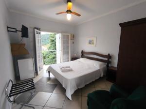 "Cantinho das serestas" em flats com piscina, sem café