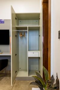 JMD LUXE STAY, DLF Phase 1, Golf Course Road