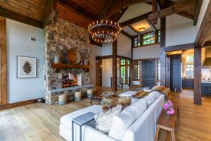 Twin Boulder Lodge at Eagles Nest