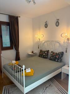 Emerald & Velvet Center Apartment