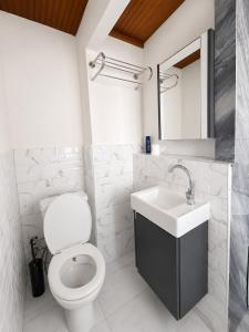 i1 Studios by Tram with Seaview, Jacuzzi Rooms