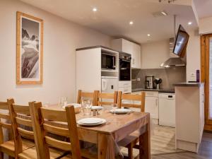 Appartement 4 pièces avec balcon, internet, parking au centre de Brides-les-Bains - FR-1-512-138