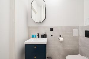 Chmielna Heart of Warsaw Chic Apartment by BookingHost