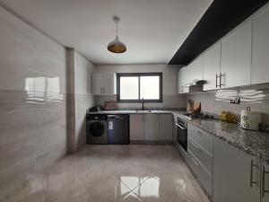Azure Breeze Retreat - Mediterranean Comfort