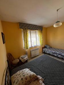 Dans 1 cadre de verdure convivial et relax, idéal mer et centre à 2 pas, jusquà 3 chambres triple et privées, parties communes sdb, wc, jardin