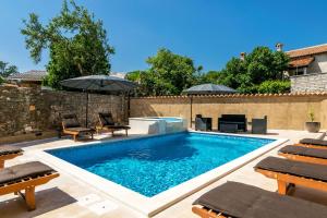 Villa Sagri - heated pool