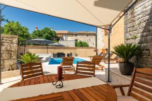 Villa Sagri - heated pool