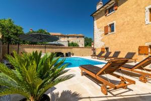 Villa Sagri - heated pool 