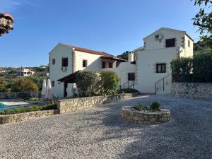 Carlas House, Kalyves