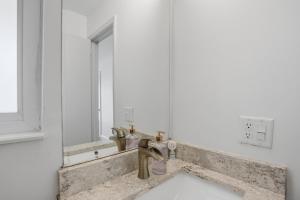 Be A Nomad - 3 Bedroom Apartment 1 Min to Jacksonville Beach - Sleeps 6
