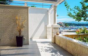 2 Bedroom Amazing Apartment In Lumbarda