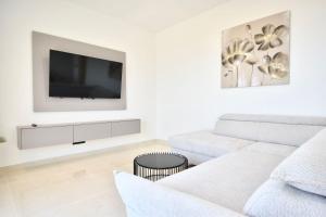 Diora Luxe Top-Floor Seafront Apartment with Jacuzzi & Panoramic Sea View