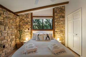 Hideout Cabin - private retreat just 15 mins from Wimberley!