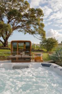 Miravino, winery stay with outdoor sauna and spa