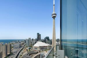 Luxurious 3BR 2BA Skyline view Condo by CN Tower