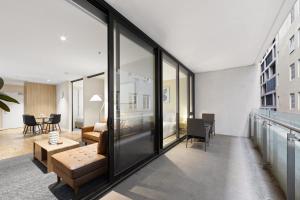 Melbourne CBD 2 Bedroom with Pool and Gym Access