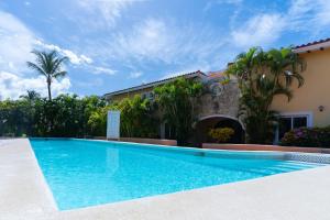 Luxe 2BR Cocotal | Smart Check-in & Piscina