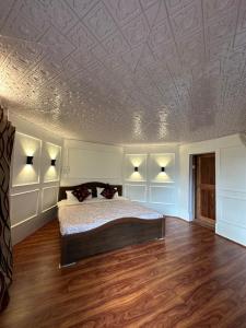 The Nigeen Lodge