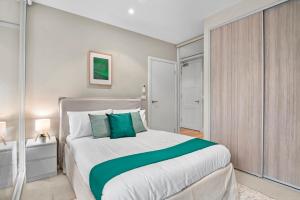 Elegant 2B Gem with Free Parking, Pool, Gym & Sauna